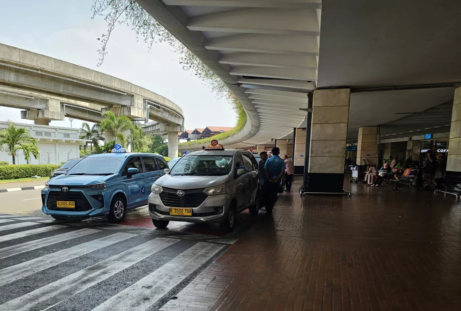 Taxi vor dem Terminal 2