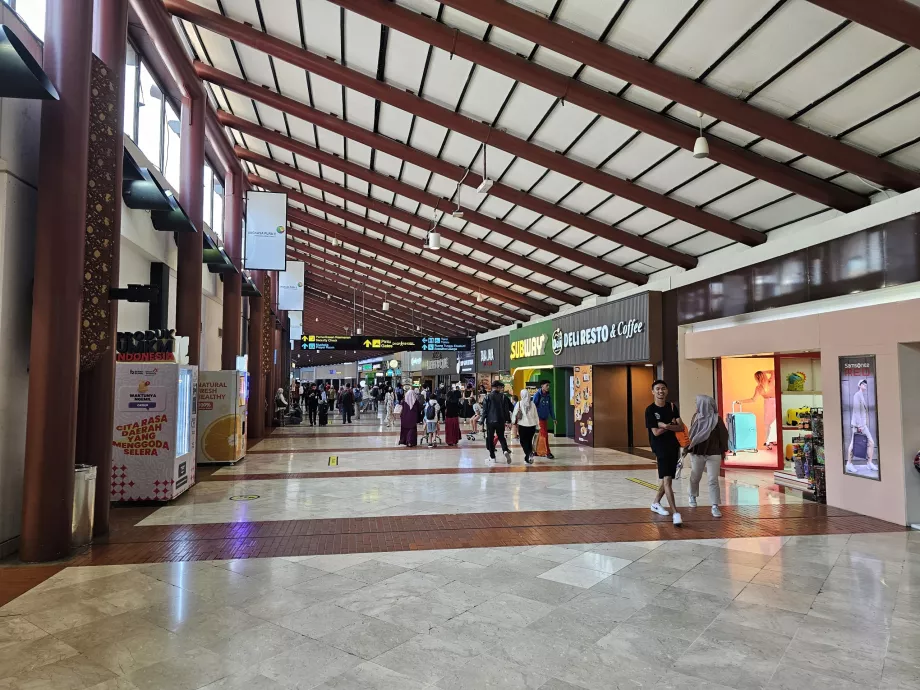 Restaurants und Geschäfte, Terminal 2