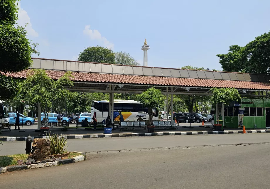 Bushaltestelle DAMRI in der Nähe des Bahnhofs Gambir