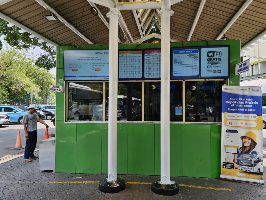 Kasse - Bushaltestelle am Bahnhof Gambir