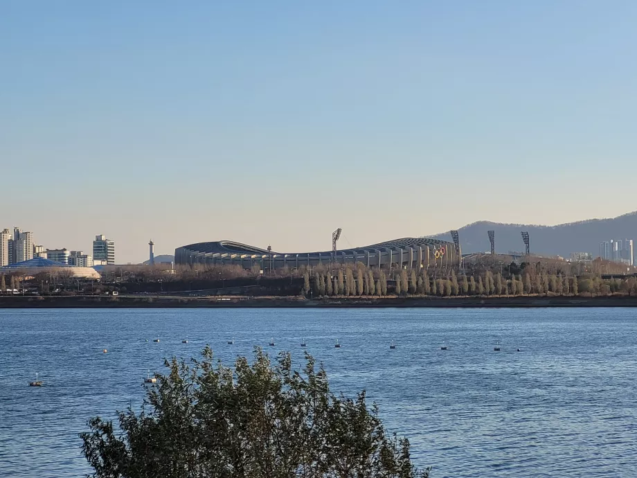 Olympiastadion vom Ttukseom-Park aus