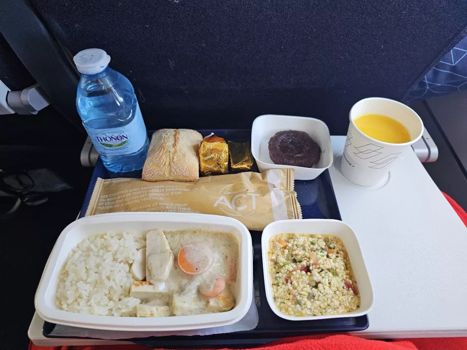 Mittagessen auf einem Langstreckenflug