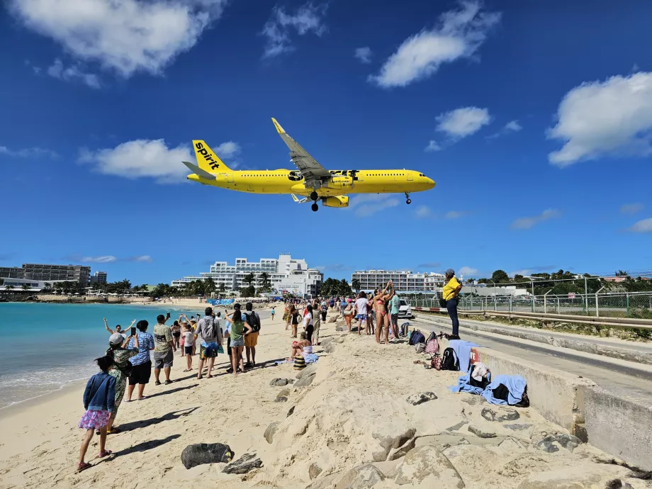 Ankunft von Spirit Airlines über Maho Beach