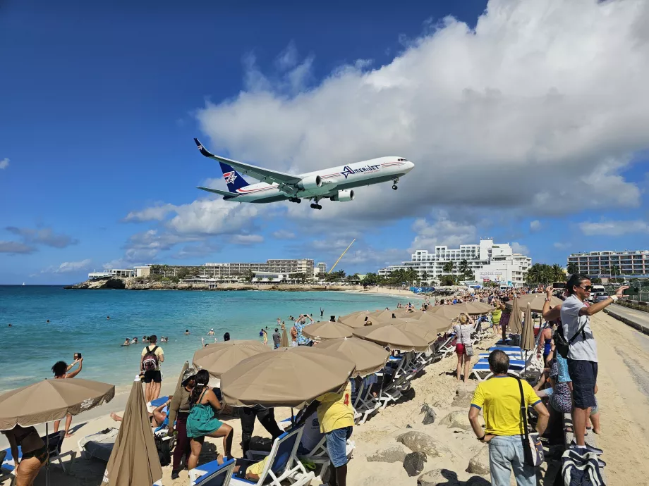 Sonnenschirme mit Liegestühlen am Maho Beach