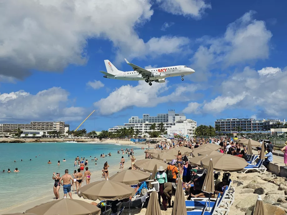 Sky High Dominicana am Strand von Maho