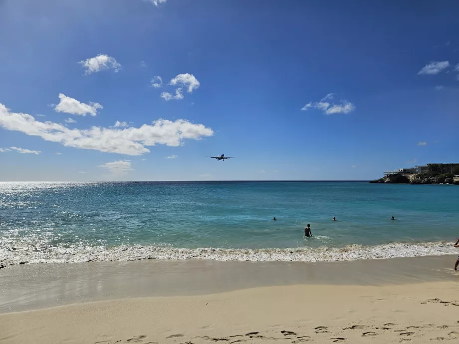 Flugzeug im Anflug auf den Flughafen SXM