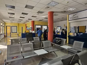 Check-in-Schalter und Sicherheitskontrolle, Flughafen Leros