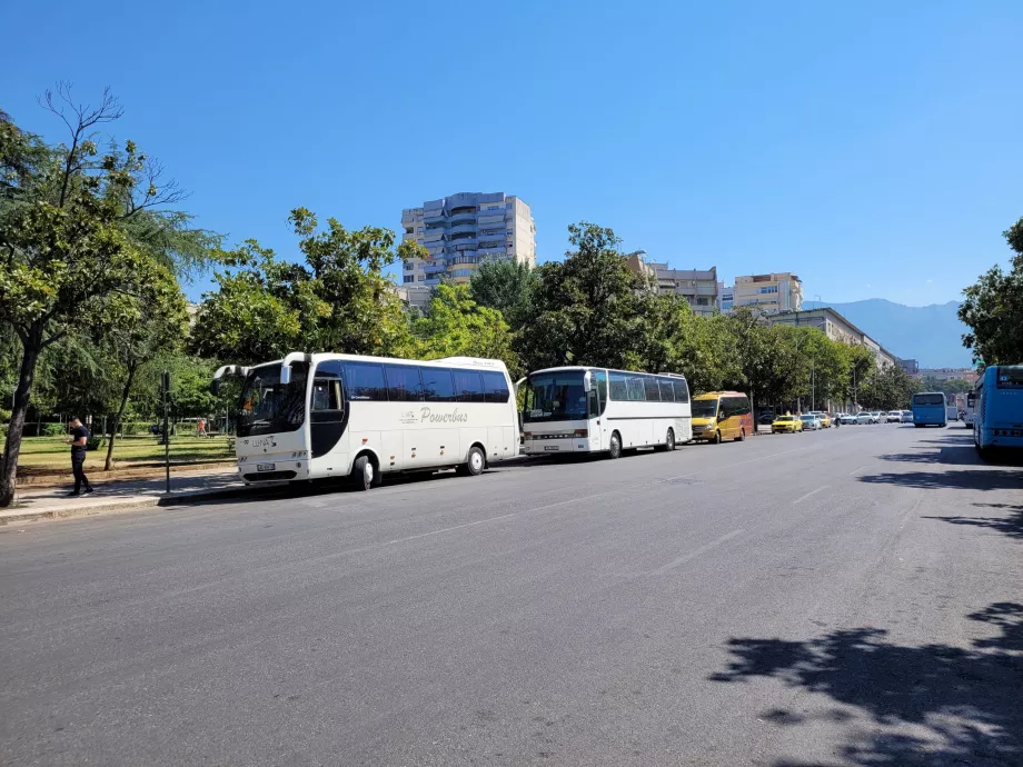 Busse zum Flughafen an der Ostseite des Platzes