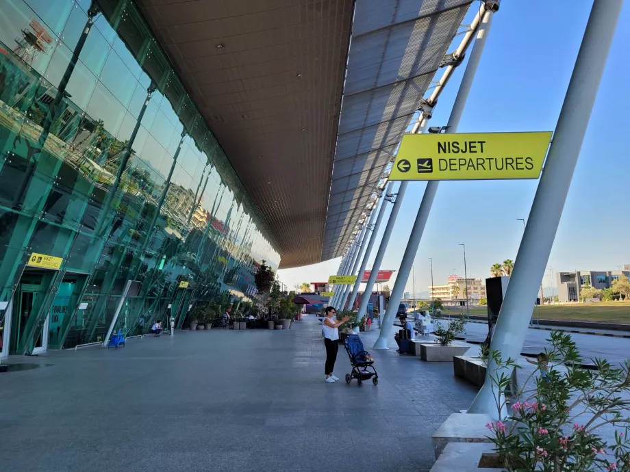 Ankunft am Flughafen Tirana