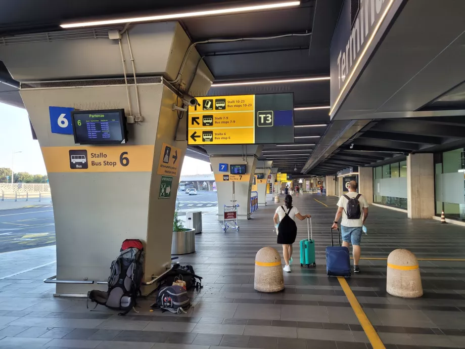 Hauptbusbahnhof, Abfahrten nach Rom ab Stand 15 und am Ende nach oben