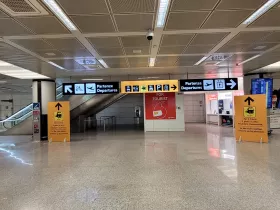 Der Korridor zum Zug führt vom 2. Stock des Terminals 3