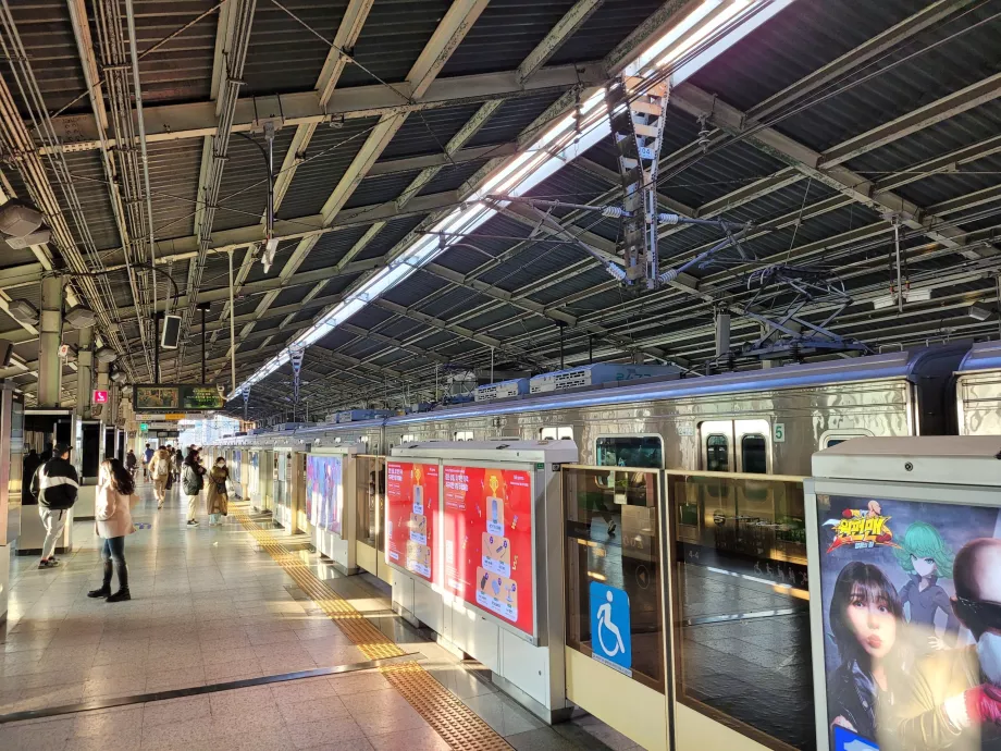 Bahnsteig in der U-Bahn-Station Seoul, Seoul