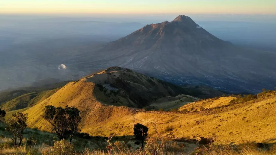 Blick vom Gipfel des Mount Merbabu auf den Vulkan Merapi