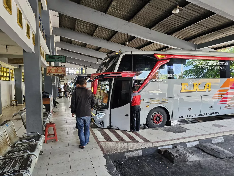 Langstreckenbusse nach Surabaya