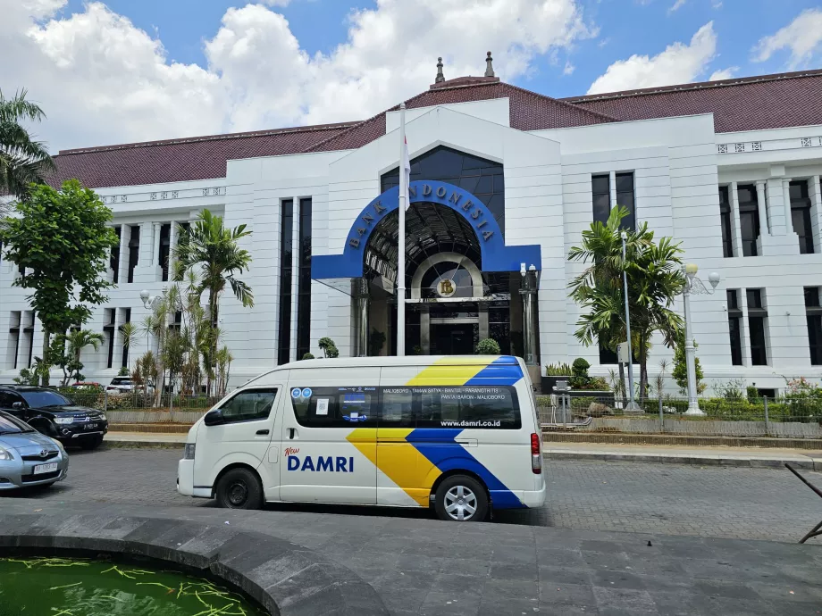 DAMRI-Bushaltestelle vor der Bank Indonesia