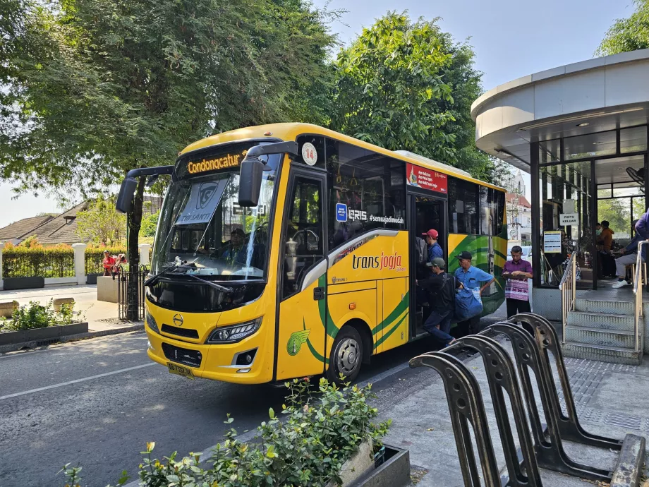 TransJogja-Bus, Einsteigen auf Straßenebene