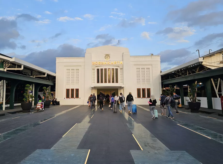 Osteingang zum Bahnhof Yogyakarta