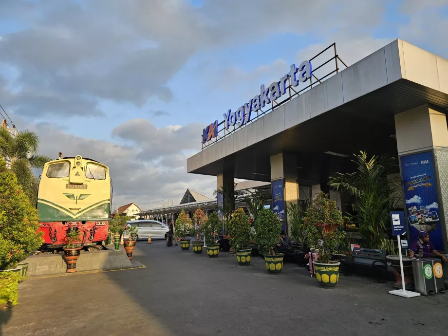 Haupteingang zum Bahnhof Yogyakarta