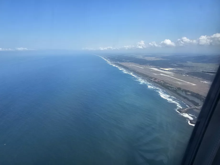 Der Flughafen Yogyakarta YIA vom Flugzeug aus gesehen