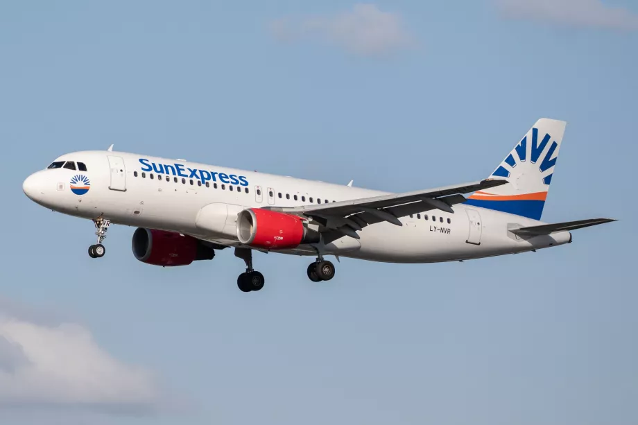 SunExpress-Flugzeug LY-NVR