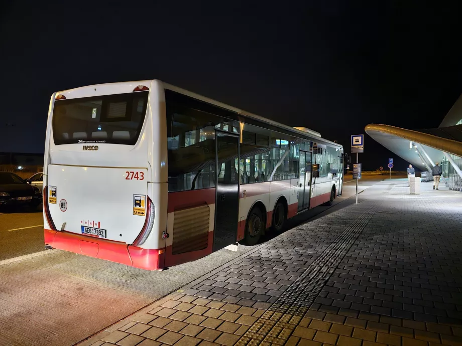 Bushaltestelle vor dem Terminal