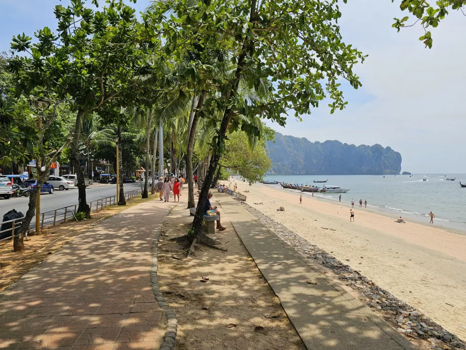 Promenade und Strand von Ao Nang