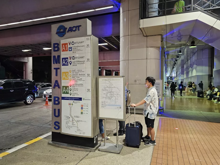 Bushaltestelle vor dem Terminal, DMK Airport