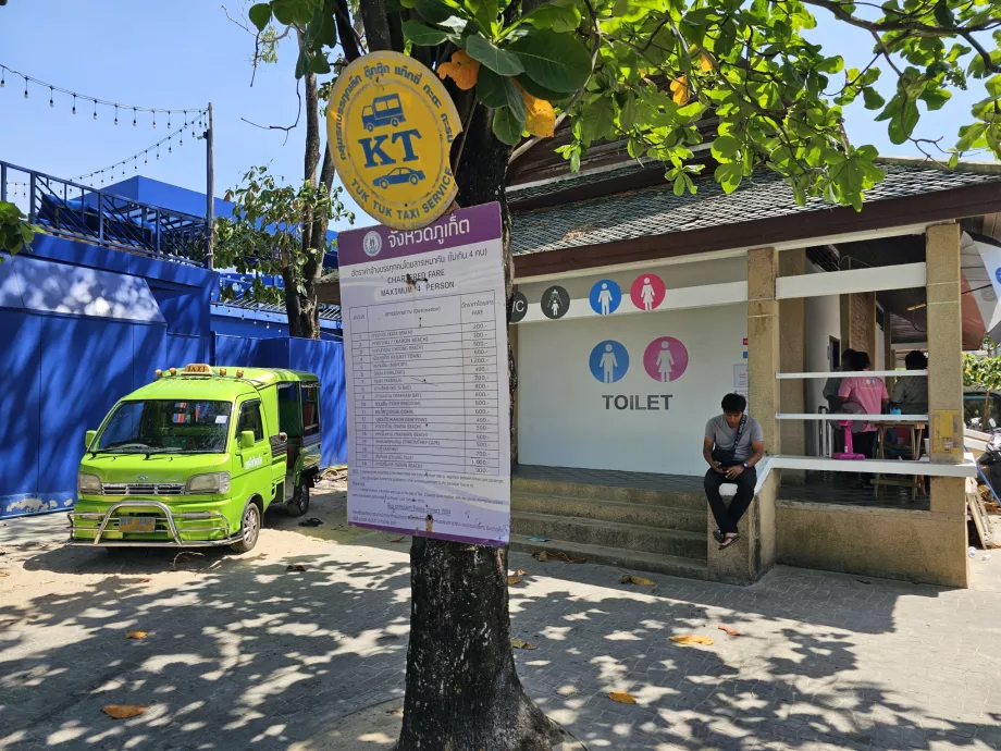 Toiletten am Strand und Tuktuk-Preise, Kata