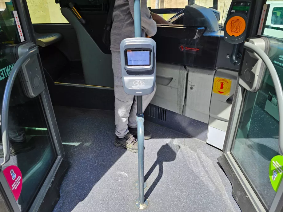 Fahrkartenentwerter im Bus