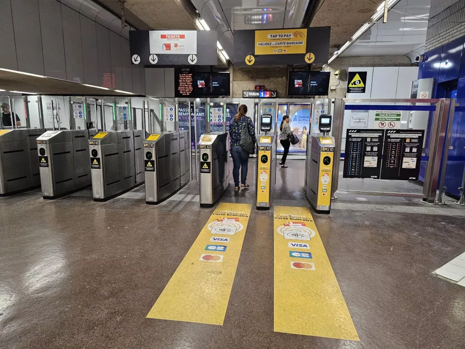 Drehkreuze am Eingang der U-Bahn-Station