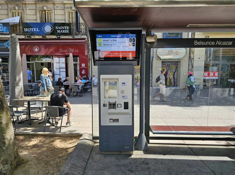 Fahrkartenautomat an der Straßenbahnhaltestelle