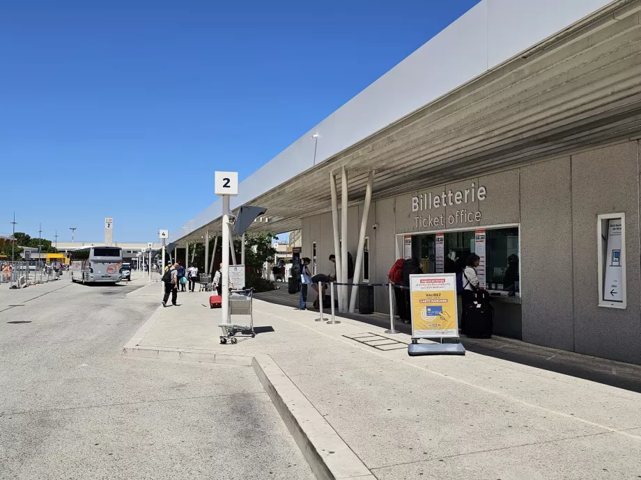 Fahrkartenschalter, Busbahnhof vor dem Terminal