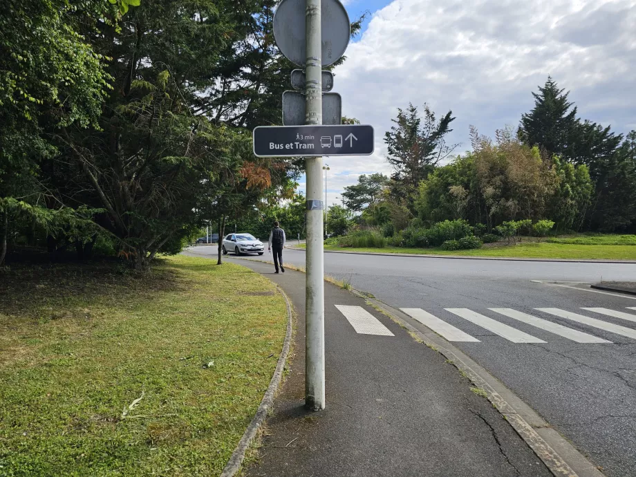 Der Weg zu den Haltestellen der öffentlichen Verkehrsmittel