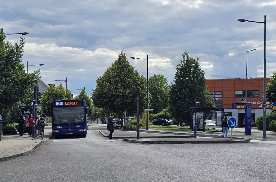 Buslinie 2, Haltestelle Richtung Zentrum auf der rechten Seite