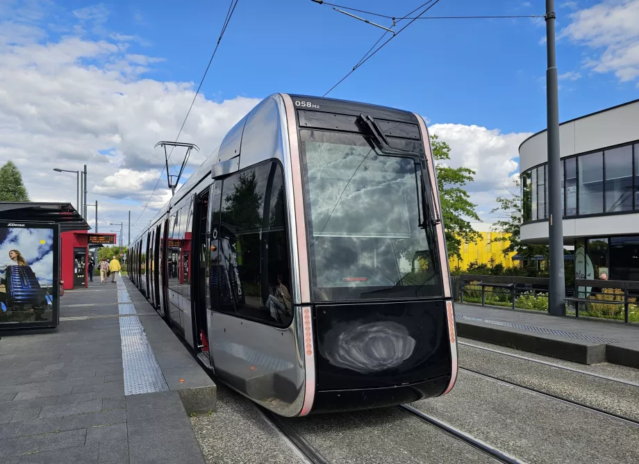 Straßenbahn an der Haltestelle Vaucanson