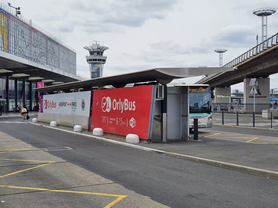 OrlyBus vor dem Terminal 4