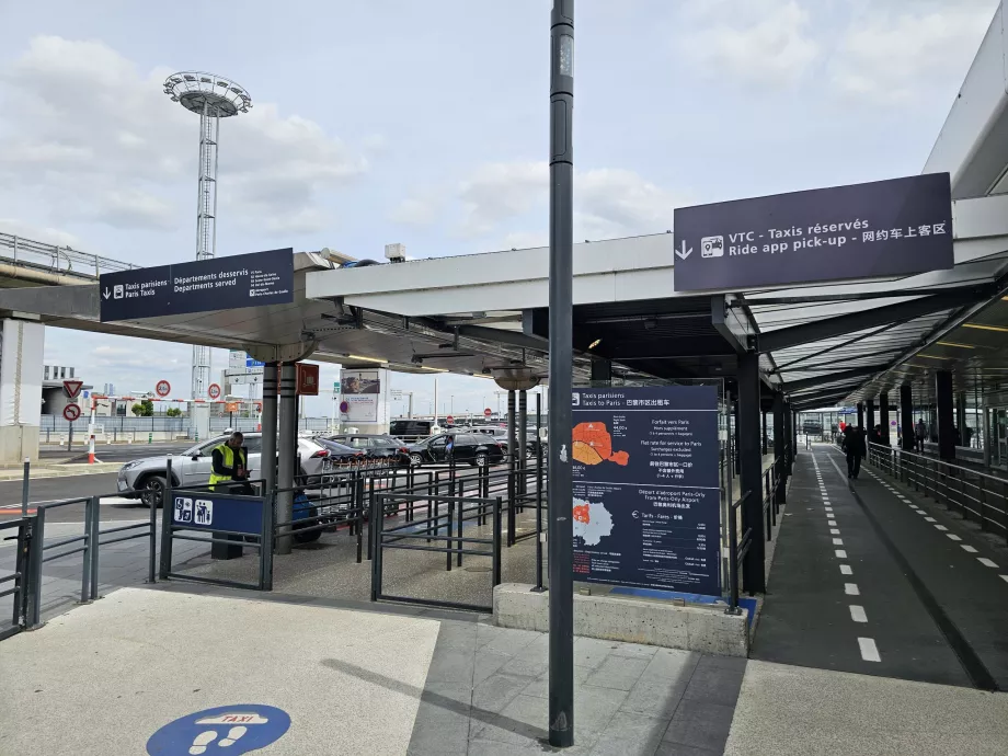 Stände für Taxis und mobile Anwendungen (Uber, Bolt), Terminal 4