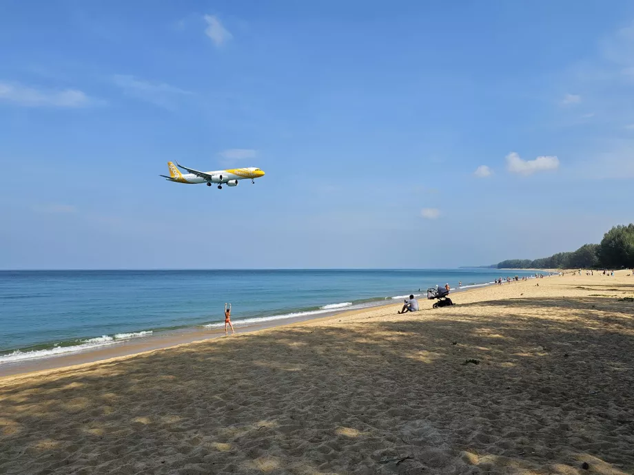 Mit dem Roller über den Mai Khao Beach