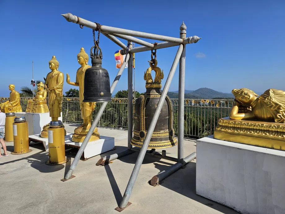 Goldstatuetten rund um den Großen Buddha