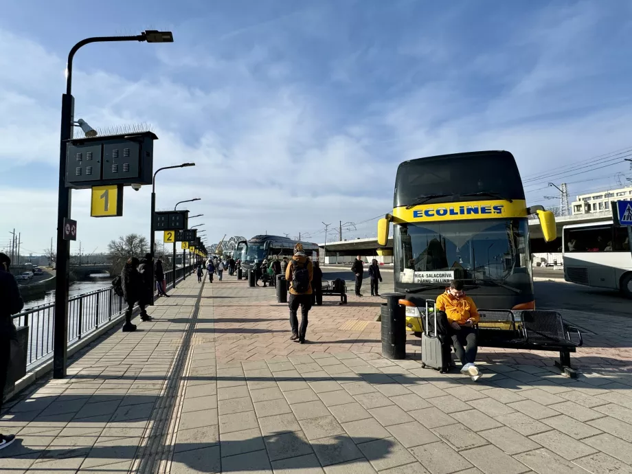 Bushaltestellen am Bahnhof Riga