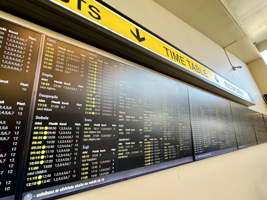 Fahrplantafel am Busbahnhof