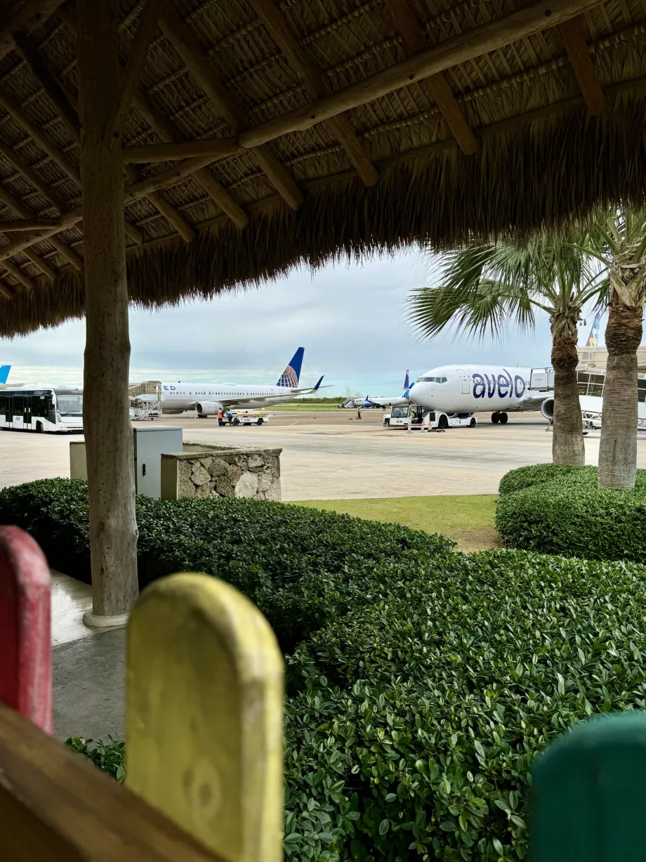 Blick vom Spielplatz auf das Flughafengelände