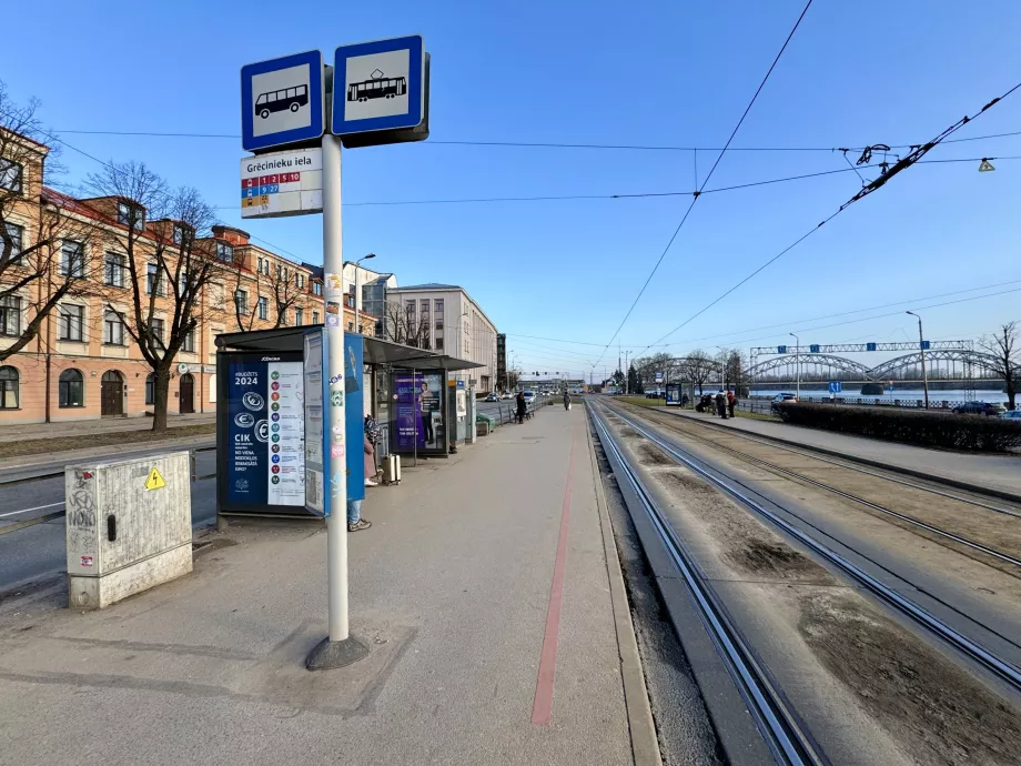 Bus- und Straßenbahnhaltestelle