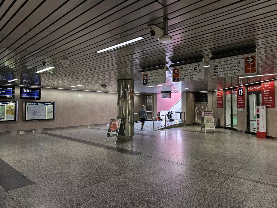 Ausgang zur Oberleitungsbushaltestelle an der U-Bahn-Station Nádraží Veleslavín