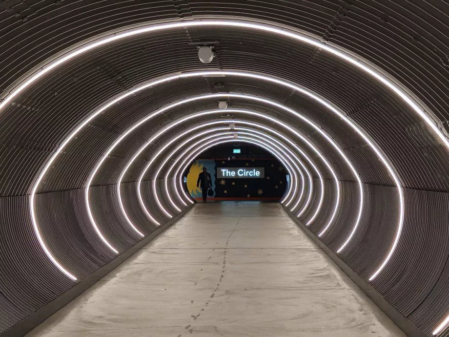 Tunnel zum Einkaufszentrum "The Circle".