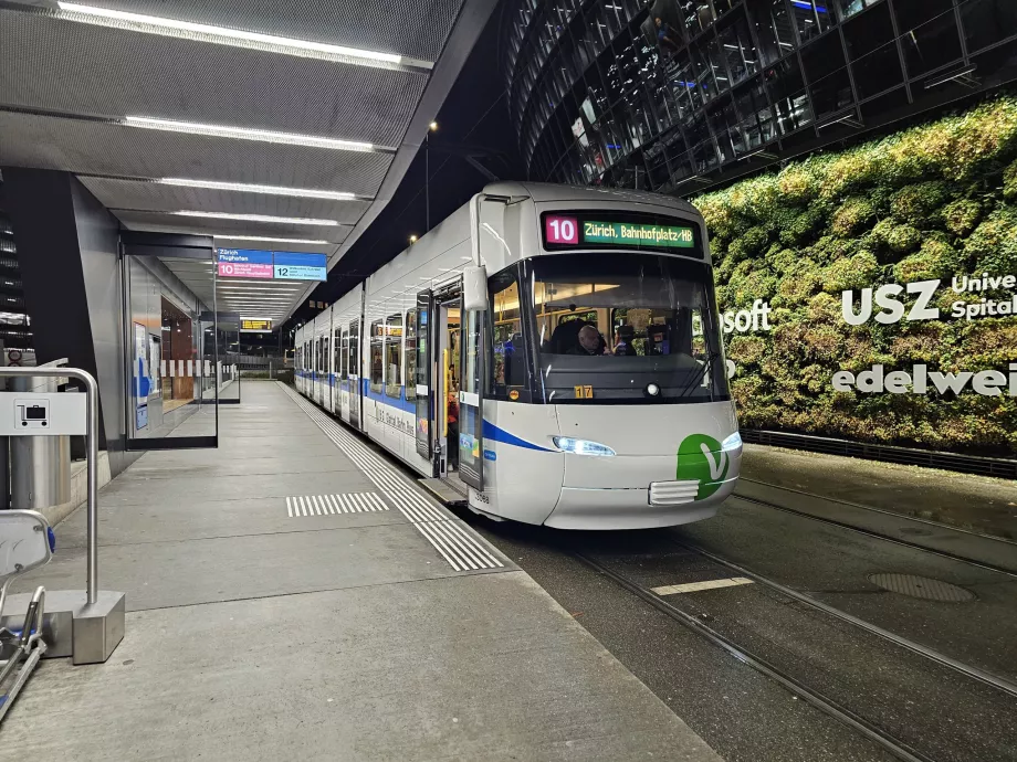 Straßenbahnhaltestelle am Flughafen