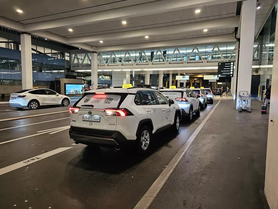 Taxistand vor der Ankunftshalle