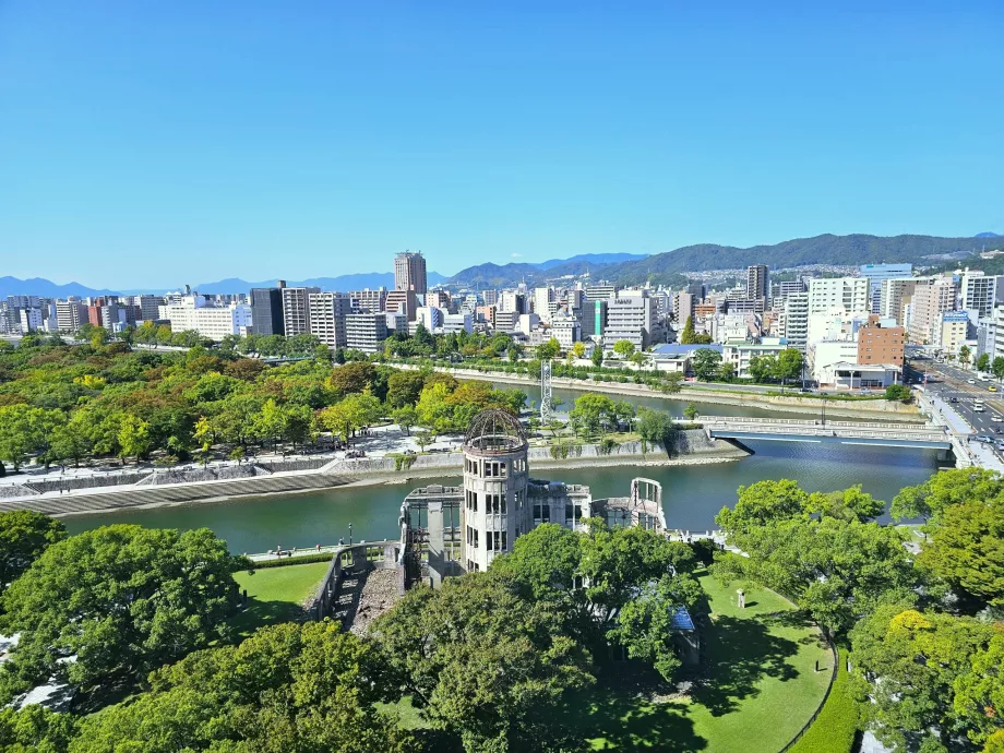 Orizuru-Turm, Blick auf das Hiroshima-Friedensmahnmal