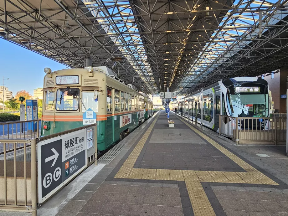 Straßenbahnhaltestelle im Hafen