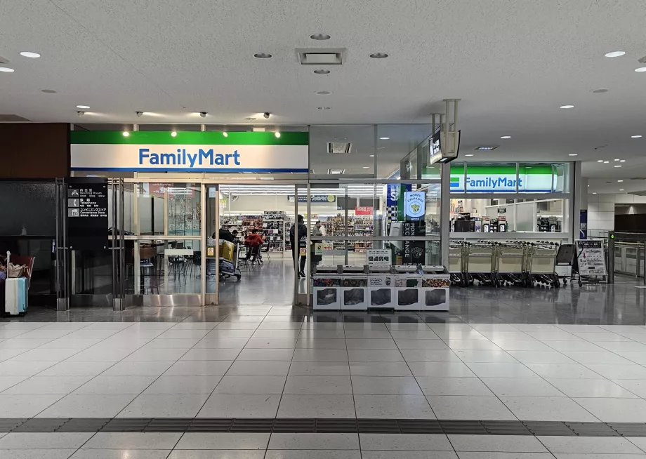 Family Mart am Bahnsteig